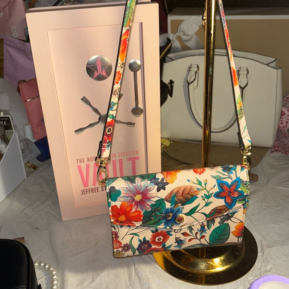 NWOT Floral Steve Madden crossbody w/removable strap - Picture 2 of 12